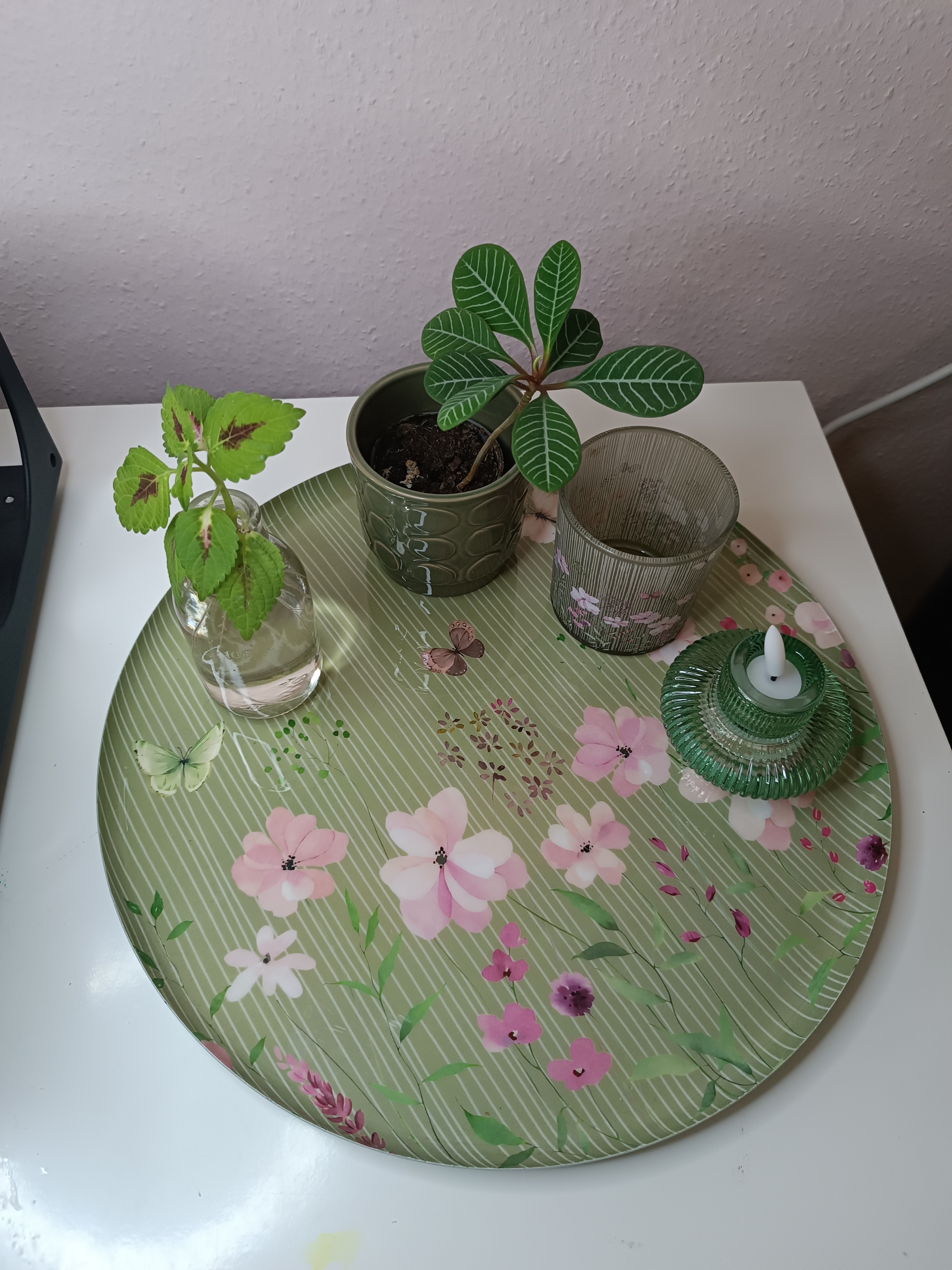 metalen dienblad met bloemen