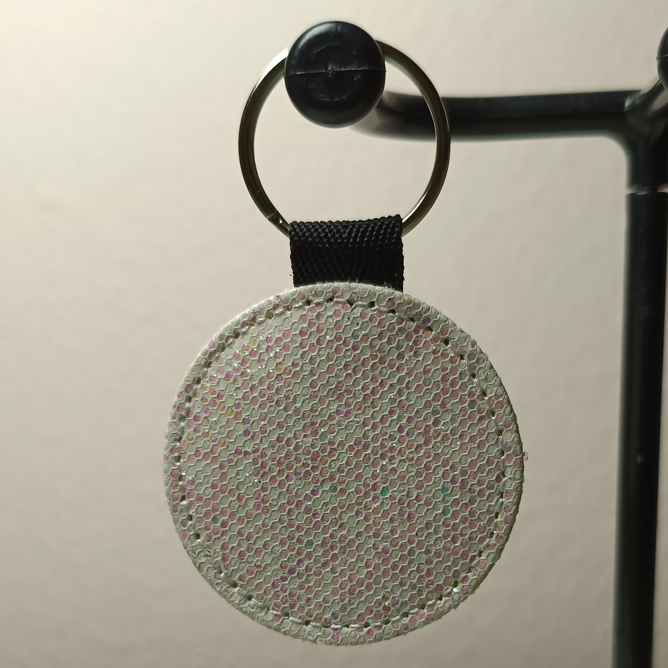 Gepersonaliseerde Fotosleutelhanger Rond Wit met Lichtroze Glitter | Eigen Foto