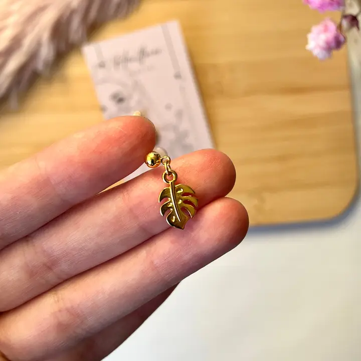 Oorbellen knopjes met Monstera goudkleurig